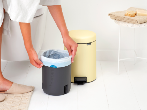233784 NewIcon Pedal Bin, 5L - Mellow Yellow - 8710755233784 Malý pedálový odpadkový koš 5 l žlutý od Brabantia (1)